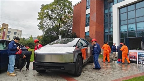 見證科技 共赴未來(lái) | 特斯拉“賽博”巡展駛?cè)胫袀ギa(chǎn)業(yè)基地